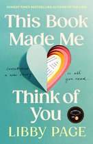 Boek 'This Book Made Me Think of You' van Libby Page. Blauwe omslag met hartvormige uitsnede.