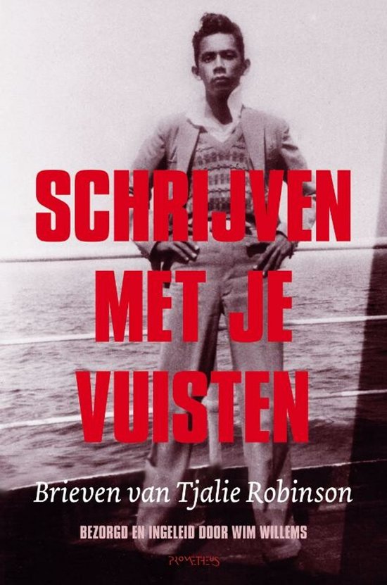 Jonge man op een schip, gekleed in een jas, vest en broek. Rode tekst: 'Schrijven met je vuisten'.