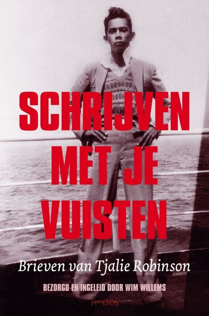 Jonge man op een schip, gekleed in een jas, vest en broek. Rode tekst: 'Schrijven met je vuisten'.