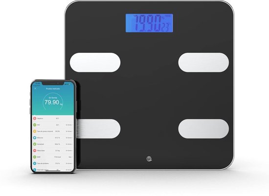 Balance corporelle numérique noire avec écran bleu, à côté d'un smartphone affichant des données d'analyse corporelle.