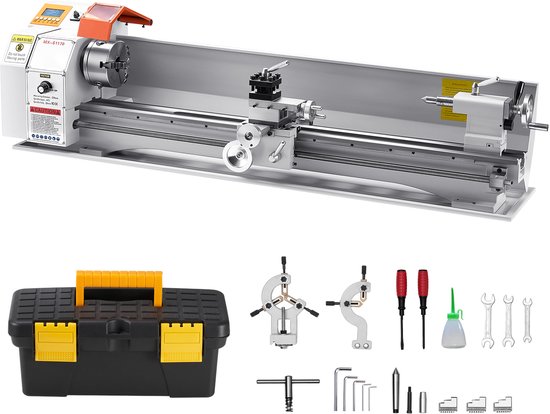 Draaibank met gereedschapskist en diverse accessoires, inclusief sleutels en schroevendraaiers.