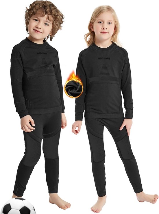 Twee kinderen in een zwart thermopak. Jongen links, meisje rechts. Voetbal onderaan.