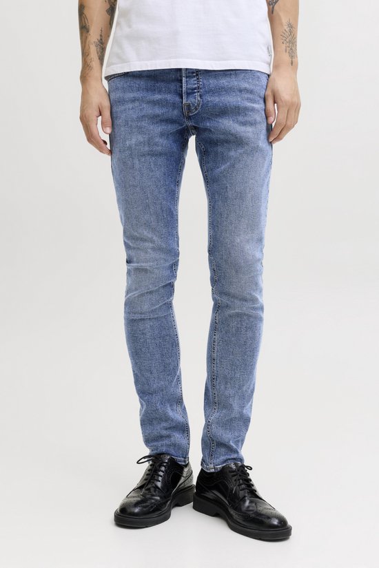 Blauwe slim fit jeans met lichte wassing, gedragen door een man.