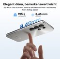 Vinger houdt zilverkleurige DOOGEE telefoon vast met 3 camera's. 8,45 mm ultraslank, 195 g.