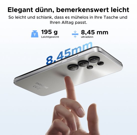 Vinger houdt zilverkleurige DOOGEE telefoon vast met 3 camera's. 8,45 mm ultraslank, 195 g.
