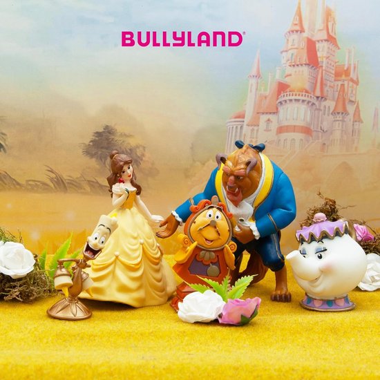 Belle en Het Beest, Mrs. Potts, Chip en Lumière staan in een landschap met een kasteel op de achtergrond. Bullyland logo bovenaan.