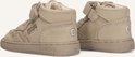 Achterkant van taupe leren babysneakers met klittenband, merknaam en maat.
