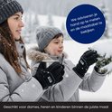 Twee personen met winterkleding en mutsen, met op de handen zwarte R2B handschoenen.