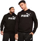 Twee mannen dragen zwarte PUMA hoodies met witte logo's. De mannen dragen ook zwarte joggingbroeken.
