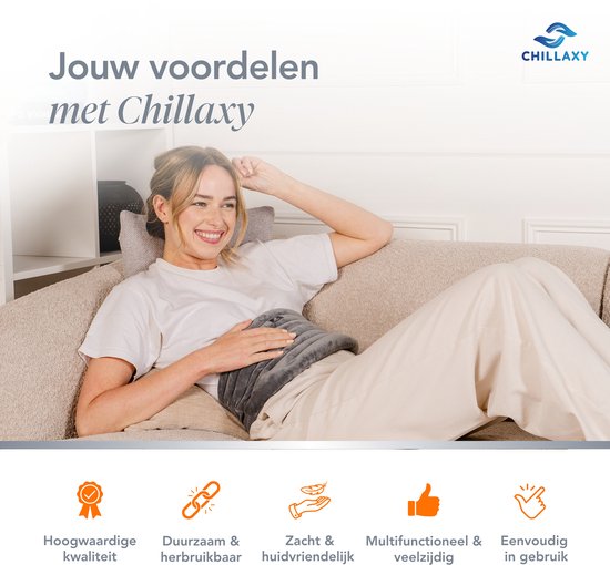 Vrolijke vrouw met grijs Chillaxy rugkussen, met icoontjes voor kwaliteit, duurzaamheid, zachtheid, multifunctionaliteit en gebruiksgemak.