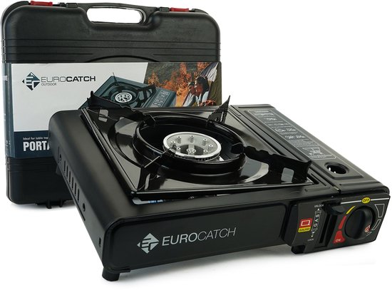 Zwart Eurocatch draagbaar gasstel naast de gesloten zwarte koffer, met vlam op de brander.
