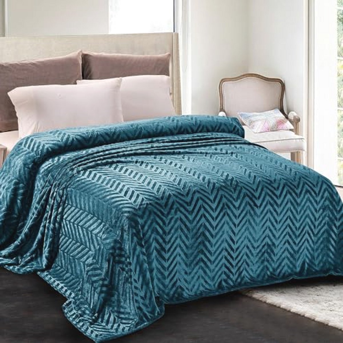 Cuddly Blanket with Chevron Pattern, 220 x 240 cm, Super Soft Fleece Bedspread