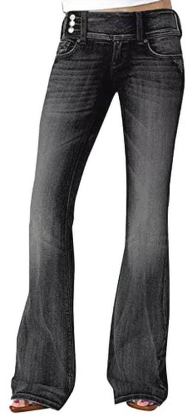 Model draagt grijze denim flared jeans met hoge taille en dubbele knoopsluiting.