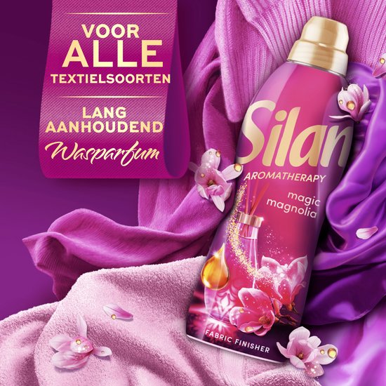 Bouteille d'adoucissant Silan Aromatherapy Magic Magnolia au milieu de textiles rose doux, avec des fleurs et le texte 'Pour tous types de textiles', 'Parfum de linge longue durée'.