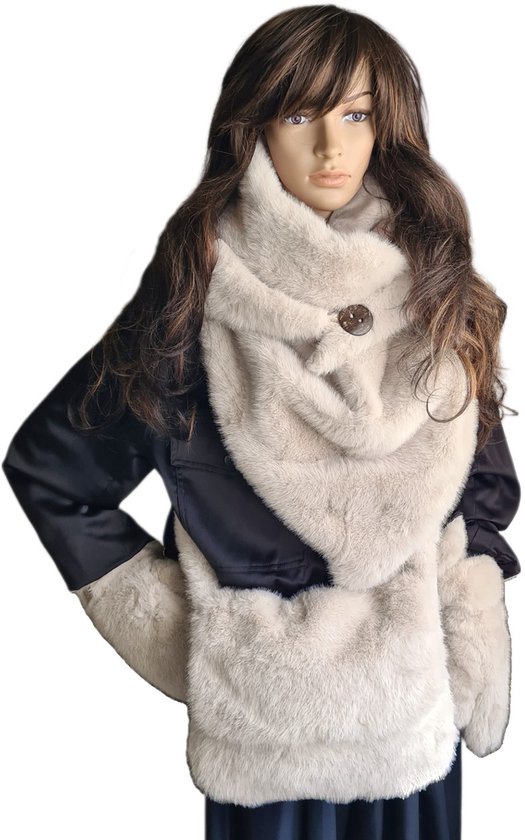 Model met crème faux fur sjaal, handschoenen en tas