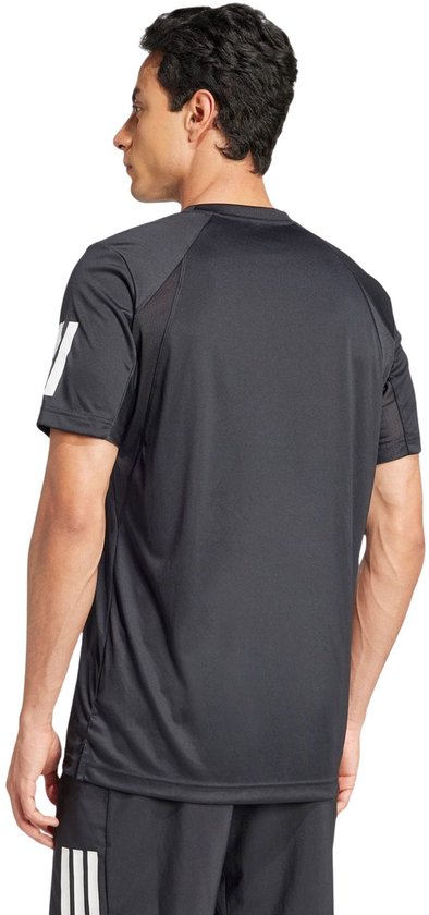 Man van achteren gezien in een zwart Adidas tennis t-shirt met witte strepen op de mouwen.