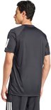 Man van achteren gezien in een zwart Adidas tennis t-shirt met witte strepen op de mouwen.