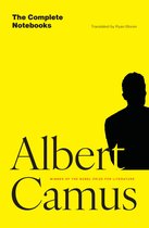 Boek met de titel 'The Complete Notebooks', met een zwarte silhouet van een man op een gele achtergrond. De tekst 'Albert Camus' staat groot op de voorkant.