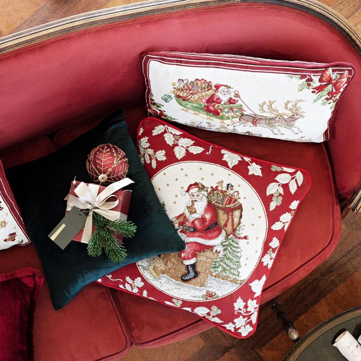 Kerst Tafelloper XL - Speelse Motieven in Rood, Groen en Wit - 49 x 143 cm
