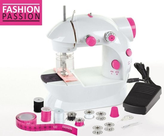 Witte en roze kindernaaimachine met accessoires, waaronder spoelen, meetlint en voetpedaal.