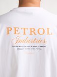 Detail van de rug van een wit T-shirt met grote oranje opdruk: PETROL Industries, CUSTOM BUILT TO LAST & MADE TO ENDURE, BROUGHT TO YOU BY BY PETROL, Raceway.
