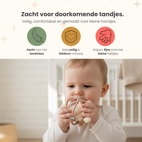 Baby met een beige en roze bijtring in de mond, zacht voor tandvlees.