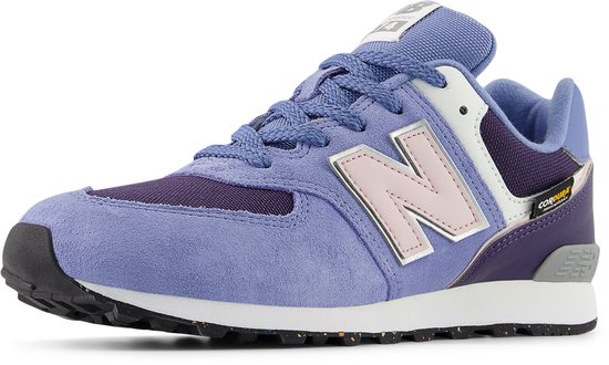 Sneaker New Balance G574 violette et bleu clair avec logo 'N' rose.