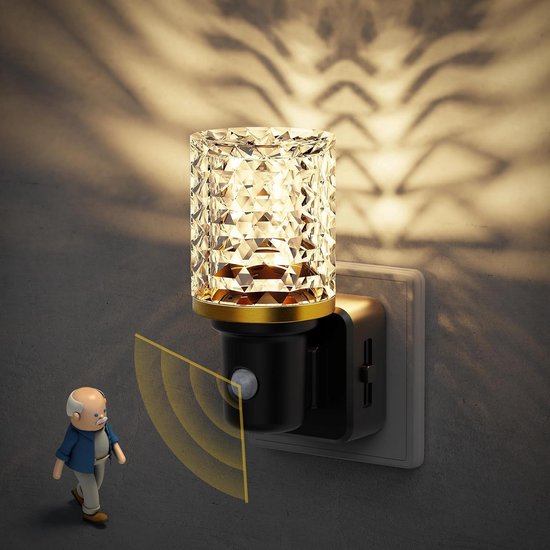 Nachtlampje met diamantpatroon en bewegingssensor bij een stopcontact. Een klein mannetje loopt langs, de sensor detecteert beweging.