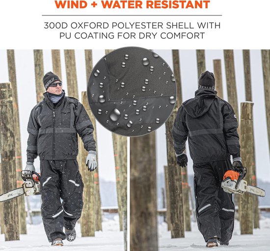 Mannen in zwarte wind- en waterdichte jassen met kettingzagen in de sneeuw. Close-up toont waterdruppels.