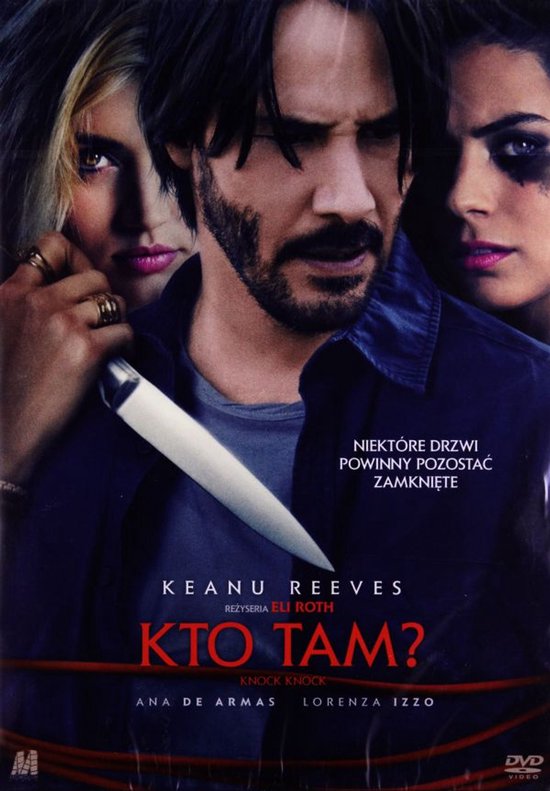 Keanu Reeves met baard en donker haar, vasthoudend een mes, met twee vrouwen dichtbij.