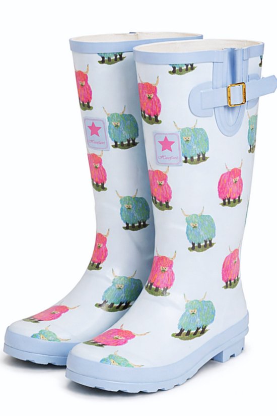 Lichtblauwe regenlaarzen met een print van roze en blauwe schotse hooglanders. Hoge schacht, verstelbare gesp en antislip zool.