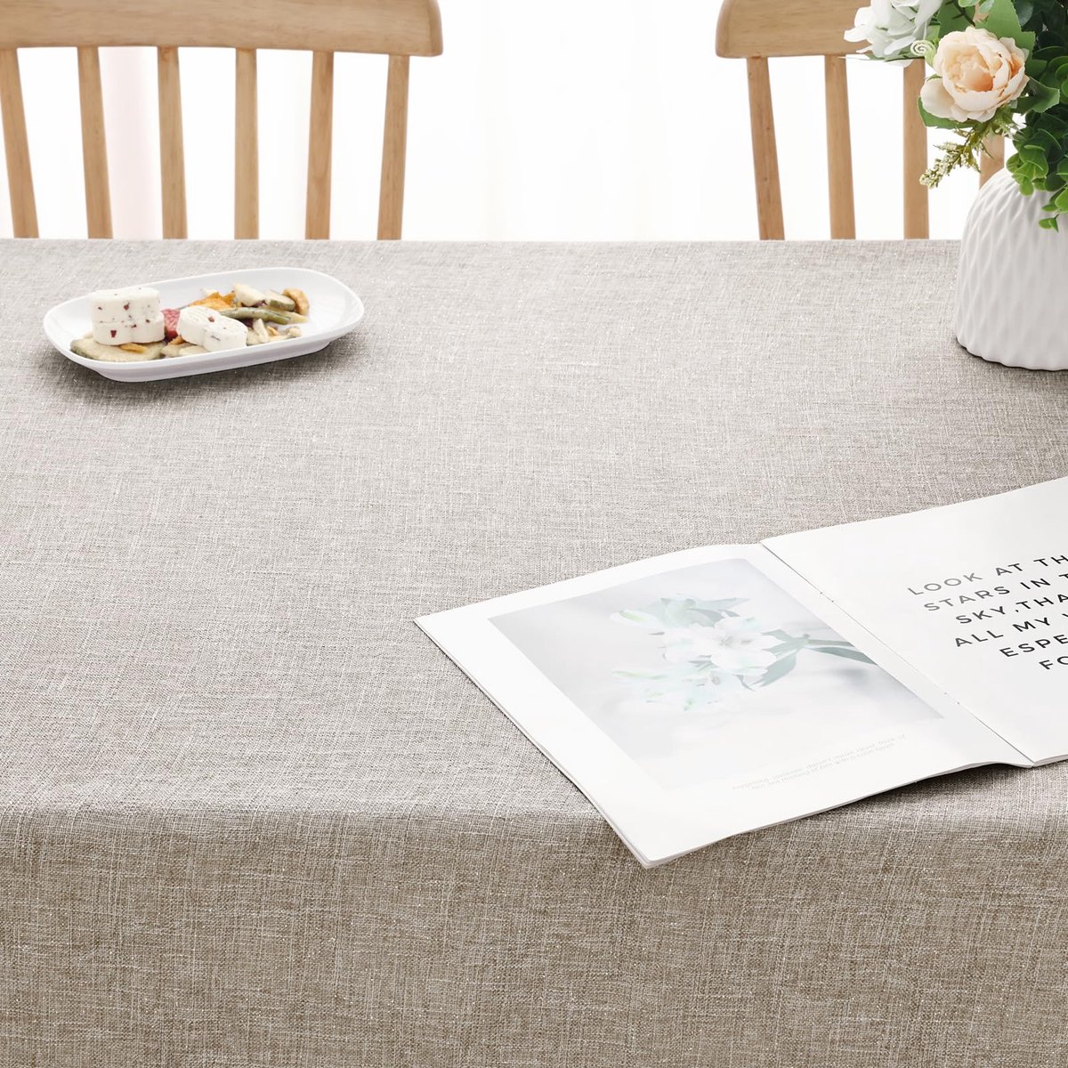 Unyqoos® Elegant afwasbaar tafelkleed met glans en waterafstotende eigenschappen