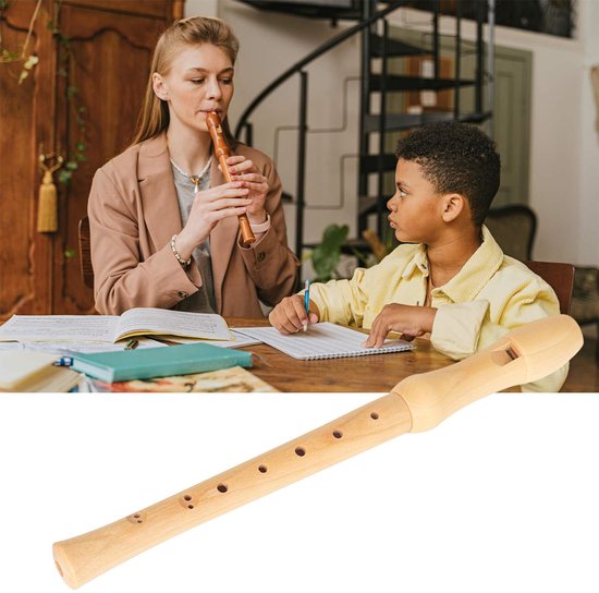 Een blonde vrouw speelt op een houten blokfluit voor een jongen die naar haar luistert.