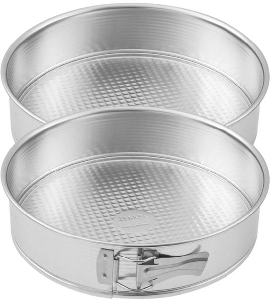 Set van twee zilverkleurige, ronde springvormen van Zenker met een geribbeld motief op de bodem. Eén vorm heeft een sluiting aan de zijkant.