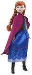 Pop Anna met rood haar, blauwe jurk met bloemenprint, paarse cape en zwarte laarzen.
