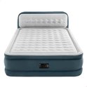 Grijs Intex luchtbed met witte hoofdbord en matras, voorkant.
