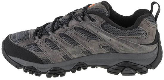 Grijze Merrell wandelschoen met veters, mesh en suède, zijaanzicht.