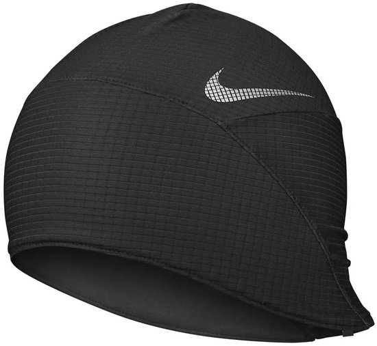 Zwarte Nike hardloop muts met zilveren Swoosh logo en textuur.