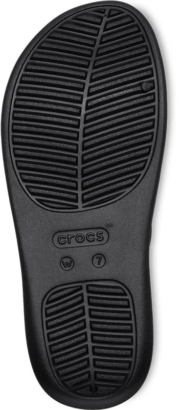 Semelle d'une sandale Crocs noire avec motif et indication de taille.