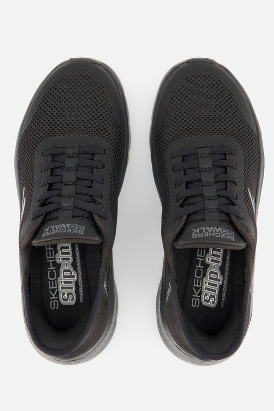 Bovenkant van twee zwarte Skechers Go Walk instappers met veters.