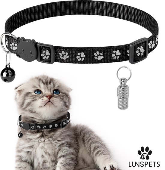 Zwarte kattenhalsband met pootafdrukken, belletje en adreskoker, gedragen door een schattig grijs kitten met blauwe ogen.