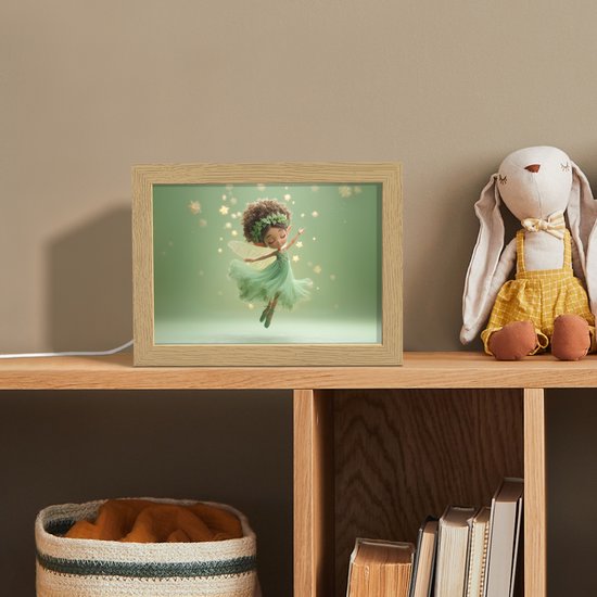 Nachtlampje 20x15 cm - Kinder lampje - Fee - Groen - Sprookje - Sterren - Tafellamp kinderkamer - Slaapkamer lamp - Bedlamp kinderen - Kinderlampje stopcontact - Wandlamp babykamer - Nachtlampjes van Toiijoy — afbeelding 3