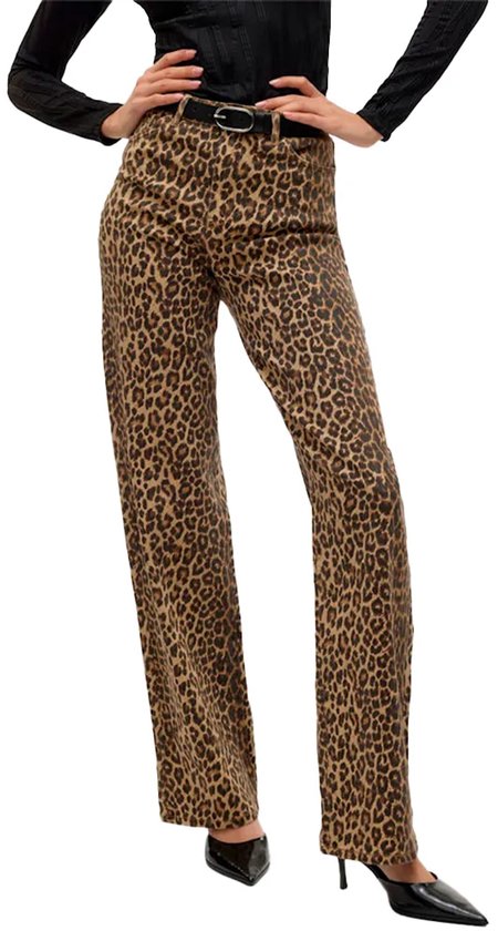 Model met bruine jeans met luipaardprint, zwarte top met riem en zwarte pumps.