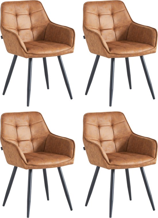Set de quatre chaises de salle à manger couleur cognac avec capitonnage, accoudoirs et pieds noirs en métal.