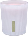 Witte geribbelde geurkaars met roze inhoud van The Ritual of Sakura.