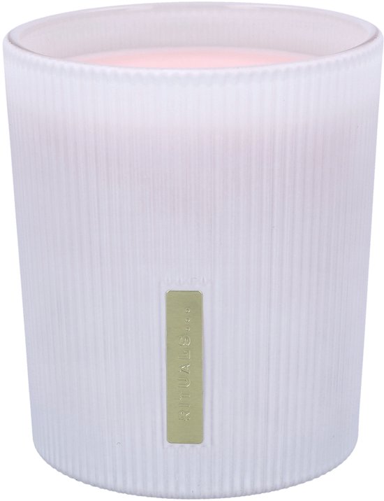 Witte geribbelde geurkaars met roze inhoud van The Ritual of Sakura.
