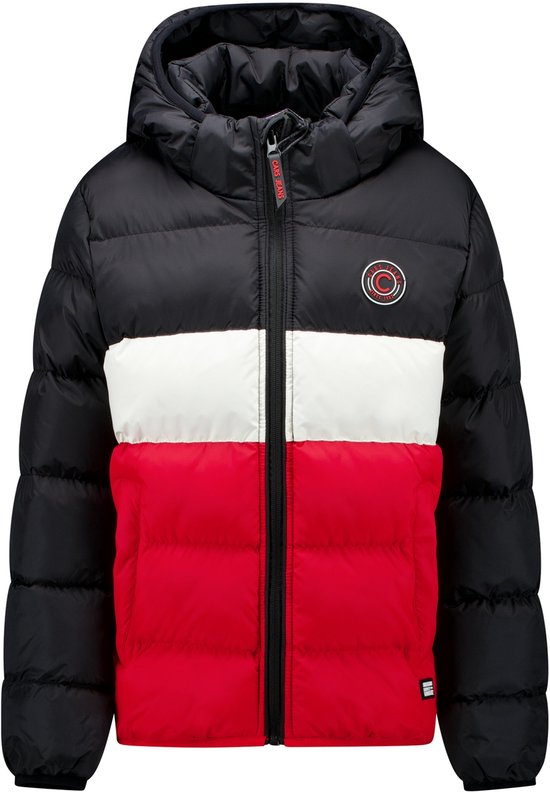 Zwarte, witte en rode Cars Jeans pufferjas met capuchon. De jas heeft drie horizontale banen: zwart bovenaan, wit in het midden en rood onderaan.