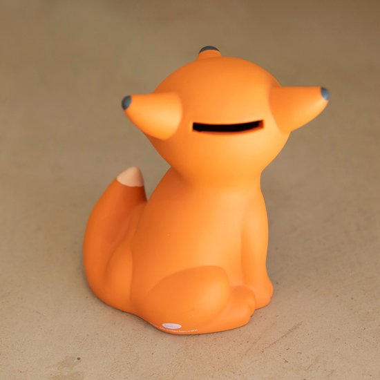 Oranje vossen spaarpot met een gleuf voor munten op de rug. Een witte punt op de staart.