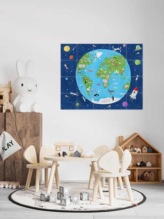 IXXI Carte illustrée du monde vue de l'espace, Carla Daly - 140 x 100 cm - Support d'accrochage gratuit - Grande décoration murale et posters - Illustrations, graphisme