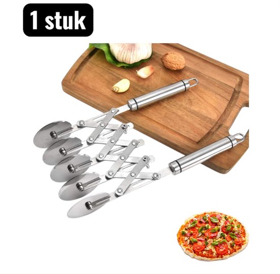 Een roestvrijstalen deegsnijder met vijf snijwielen, uitklapbaar, op een houten plank met knoflook, naast een gesneden pizza.